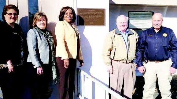 Abington and Sheriff Ronny Richardson with several bank employees.